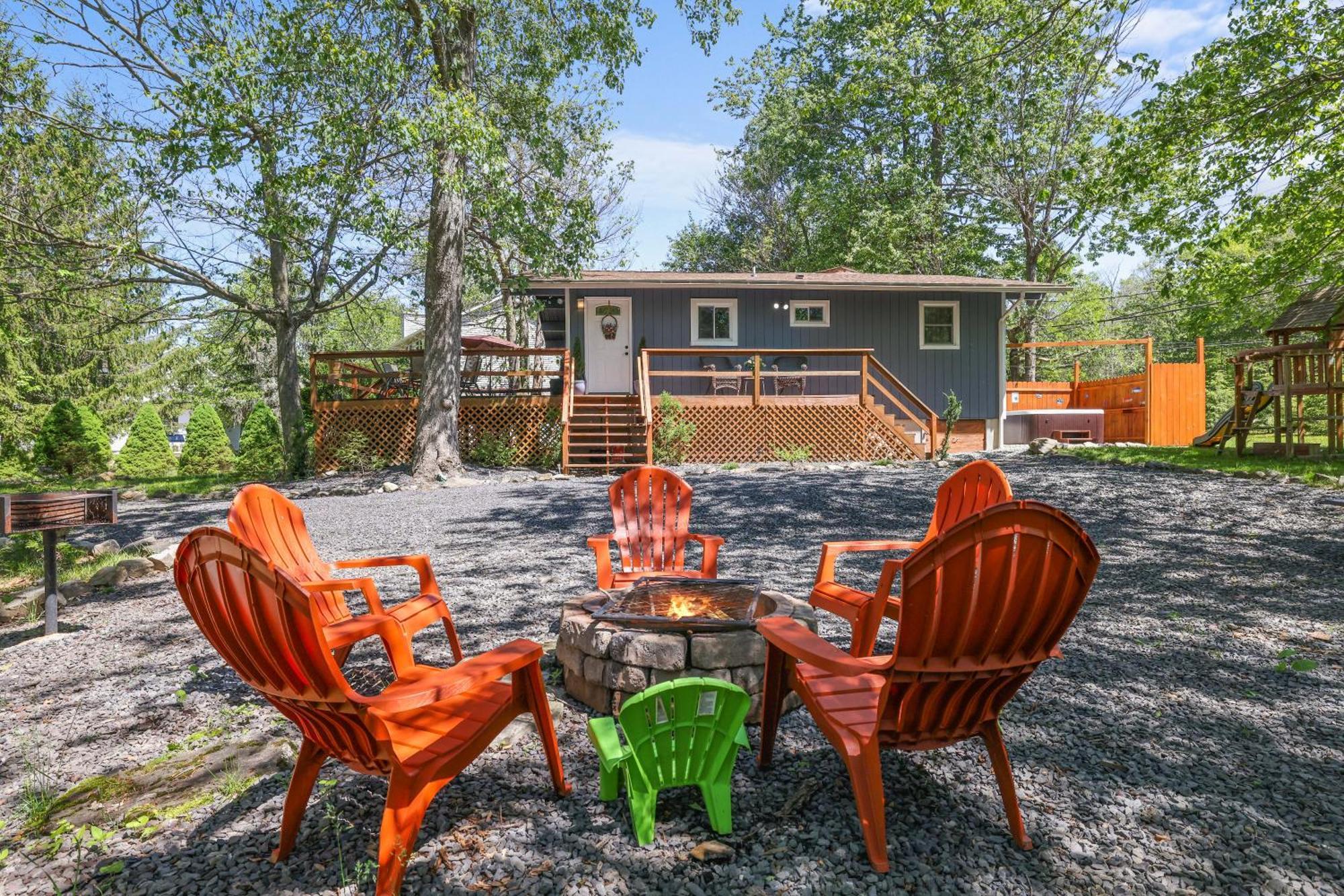 Chic And Stylish Home Hot Tub,4 Bedrooms, Game Movie Room, Firepit, Arcades, Playground On Site 2 Min Walk From Pool And Lake Tobyhanna Exterior foto