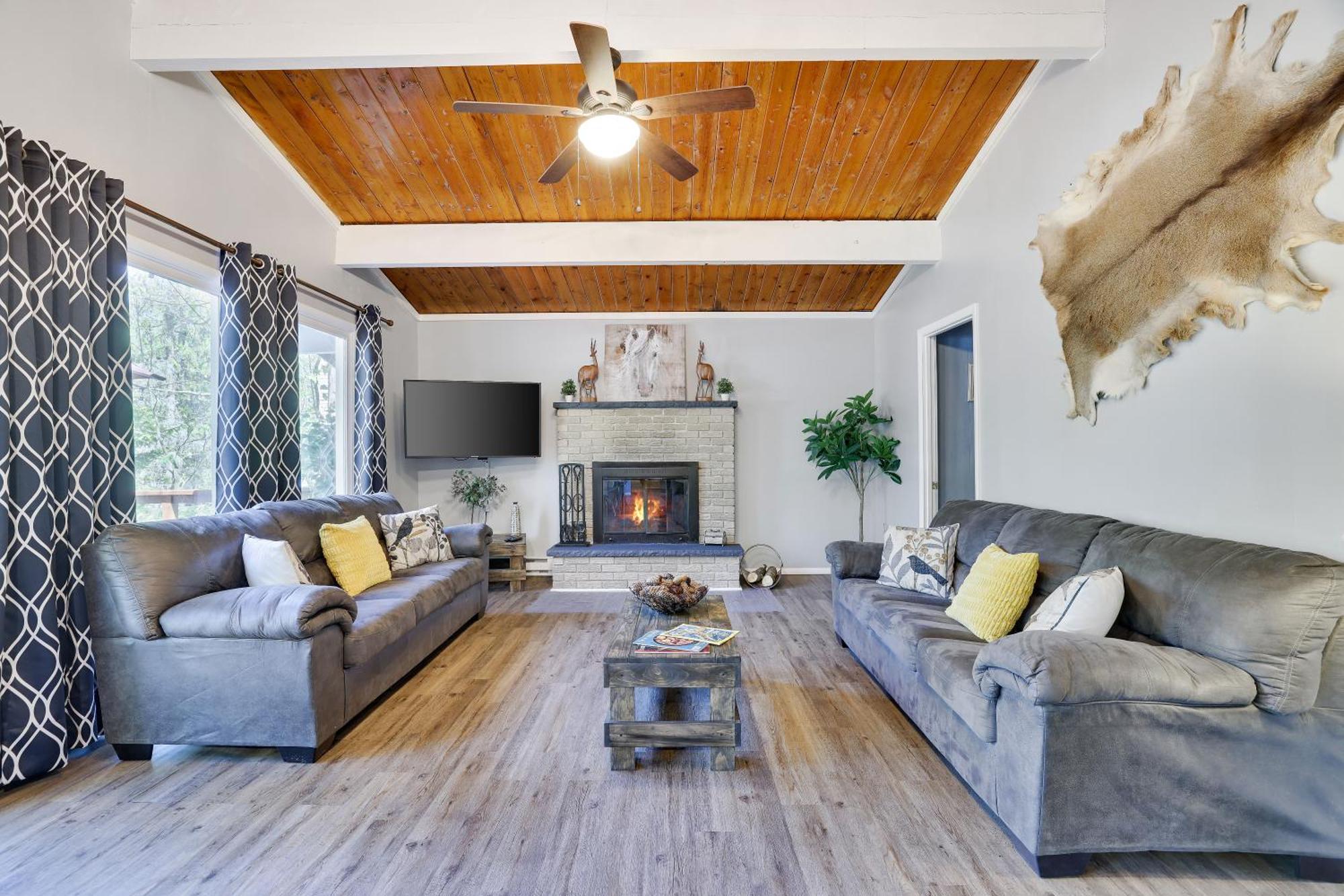 Chic And Stylish Home Hot Tub,4 Bedrooms, Game Movie Room, Firepit, Arcades, Playground On Site 2 Min Walk From Pool And Lake Tobyhanna Exterior foto